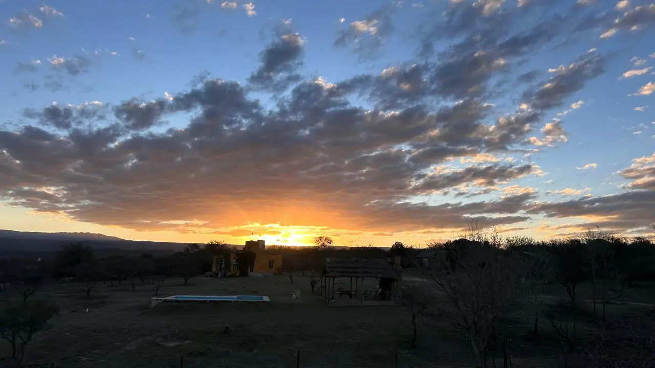 Atardecer sobre las sierras desde el predio en Tanti