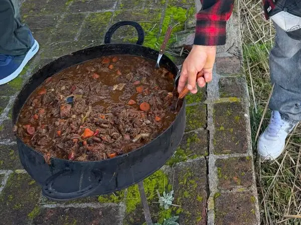 Estofado de campo en olla de hierro
